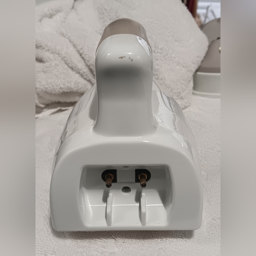 Maytag Cordless Steam Iron Cuff Press ML17500AAW 120 V 60HZ 1440W Tested Works - Picture 10 of 16